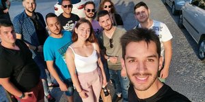 Νεαροί ποζάρουν για selfie