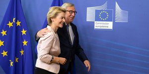 O απερχόμενος πρόεδρος της Κομισιόν Γιούνκερ και η υποψήφια διάδοχός του Φον ντερ Λάιεν