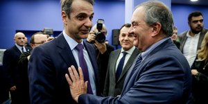 Καραμανλής ακουμπάει τον Μητσοτάκη