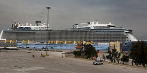 Κρουαζιερόπλοιο στο λιμάνι