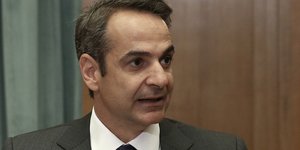 Κυριάκος Μητσοτάκης στο πλάι