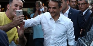 Κυριακος Μητσοτάκης βγάζει φωτογραφία 