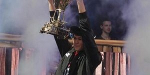 O Κάιλ «Μπούγκα» Γκίρσντορφ σηκώνει το τρόπαιο