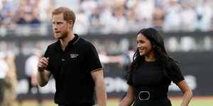 Πρίγκιπας Χάρι και Μέγκαν Μαρκλ πιασμένοι χέρι - χέρι