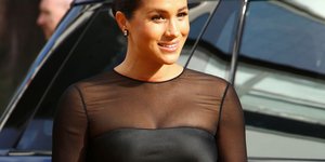 Η Μέγκαν Μαρκλ με μαύρο σατέν φόρεμα σε πρεμιέρα ταινίας