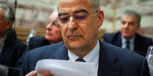 Νικος Δενδιας διαβάζει χαρτί