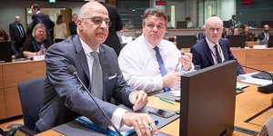 Nίκος Δενδιας μπροστα σε υπολογιστη