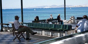 Παγκάκια με θέα στη θάλασσα