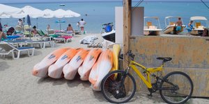 Παραλία ξαπλωστρες κανο ποδηλατο