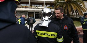 Πυροσβέστες ο ένας με στολή