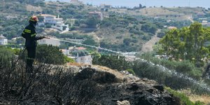 Πυροσβέστης ρίχνει νερό 