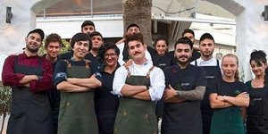 Ο Παντελής Βούρος με τον Ζαχίρ Γιαβαρί έξω από το εστιατόριό του στην Κάλυμνο