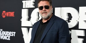Ρασελ Κρόου με μαύρα γυαλιά