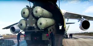 S-400 φορτώνονται σε ρωσικό μεταγωγικό αεροσκάφος