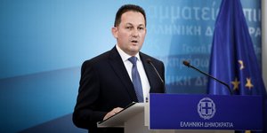 Στέλιος Πέτσας μπροστά από μικρόφωνο