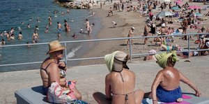 Κόσμος στη θάλασσα