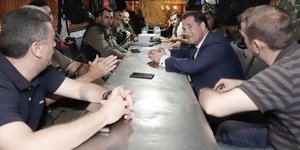 Ο Αδωνις Γεωργιάδης συζητάει με τους άνδρες των ΜΑΤ μέσα σε κλούβα της ΕΛ.ΑΣ.