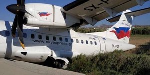 Το αεροσκάφος στο χαντάκι στο αεροδρόμιο της Νάξου