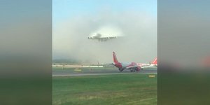 Η στιγμή που το αεροσκάφος προβάλλει μέσα απ' το πυκνό σύννεφο 