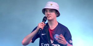 Ο Αλεξ στο Γκλάστονμπερι