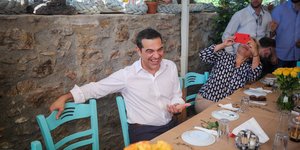 Ο Αλέξης Τσίπρας χαμογελαστός