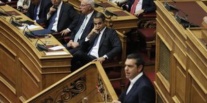 Ο Κυριάκος Μητσοτάκης παρακολουθεί την ομιλία του Αλέξη Τσίπρα