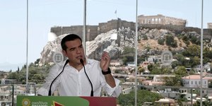 Ο Αλέξης Τσίπρας μιλάει στο βήμα με φόντο την Ακρόπολη