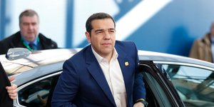 Ο Αλέξης Τσίπρας βγαίνει από αυτοκίνητο