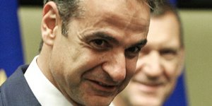 Ο Κ. Μητσοτάκης δείχνει τη στολή πιλότου μαχητικού με το όνομά του