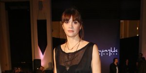 Η Άννα Μαρία Παπαχαραλάμπους με μαύρο φόρεμα