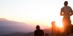 Μια παρέα φίλων μπροστά στο ηλιοβασίλεμα