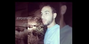Αντρας με γαλάζια μπλούζα