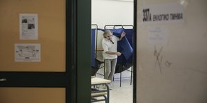 Αντρας βγαίνει από παραβάν