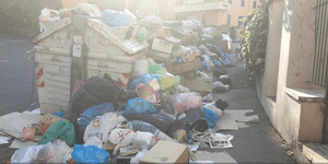 Σκουπίδια στους δρόμους της Ρώμης