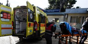 Ασθενοφόρο του ΕΚΑΒ με τραυματιοφορέα να σπρώχνει φορείο