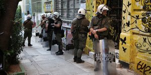 Αστυνομικοί έξω από το εκλογικό τμήμα στα Εξάρχεια 