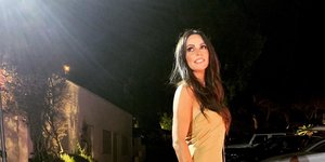 Η Μπέττυ Μαγγίρα με φόρεμα ποζάρει