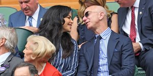 Ο Τζεφ Μπέζος μαζί με τη σύντροφό του στον τελικό του Γουίμπλεντον