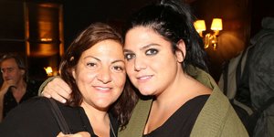 Η Βίκυ Σταυροπούλου με τη Δανάη Μπάρκα αγκαλιά