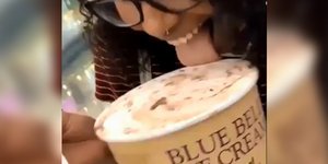 Η στιγμή που η γυναίκα γλύφει το παγωτό/Φωτογραφία: Twitter