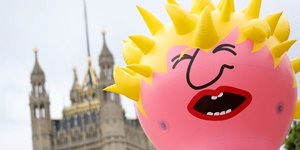 Ενας φουσκωτός Μπόρις Τζόνσον στο Λονδίνο, κατά τη διάρκεια διαδήλωσης υπέρ της Ευρώπης στην Αγγλία