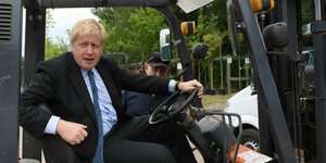 Ο Μπόρις Τζόνσον πάνω σε κλαρκ