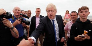 Ο Μπόρις Τζόνσον ανταλλάσσει χειραψία