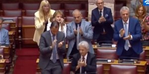 Βουλή απρόοπτο Βελόπουλος