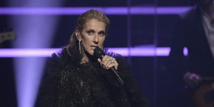 Η Σελίν Ντιόν τραγουδάει στη σκηνή