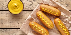 Corn Dogs με λουκάνικα Φρανκφούρτης και σάλτσα μουστάρδα