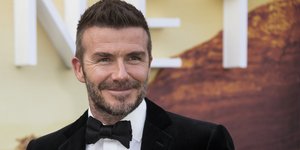 Ο Ντέιβιντ Μπέκαμ με κοστούμι χαμογελάει