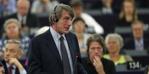 Ο Νταβίντ Σασόλι με ακουστικά