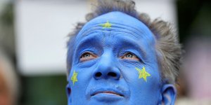 Ανδρας διαδηλώνει υπέρ της παραμονής της Βρετανίας στην ΕΕ