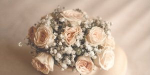 Κεραμικό βάζο με ροζ τριαντάφυλλα 